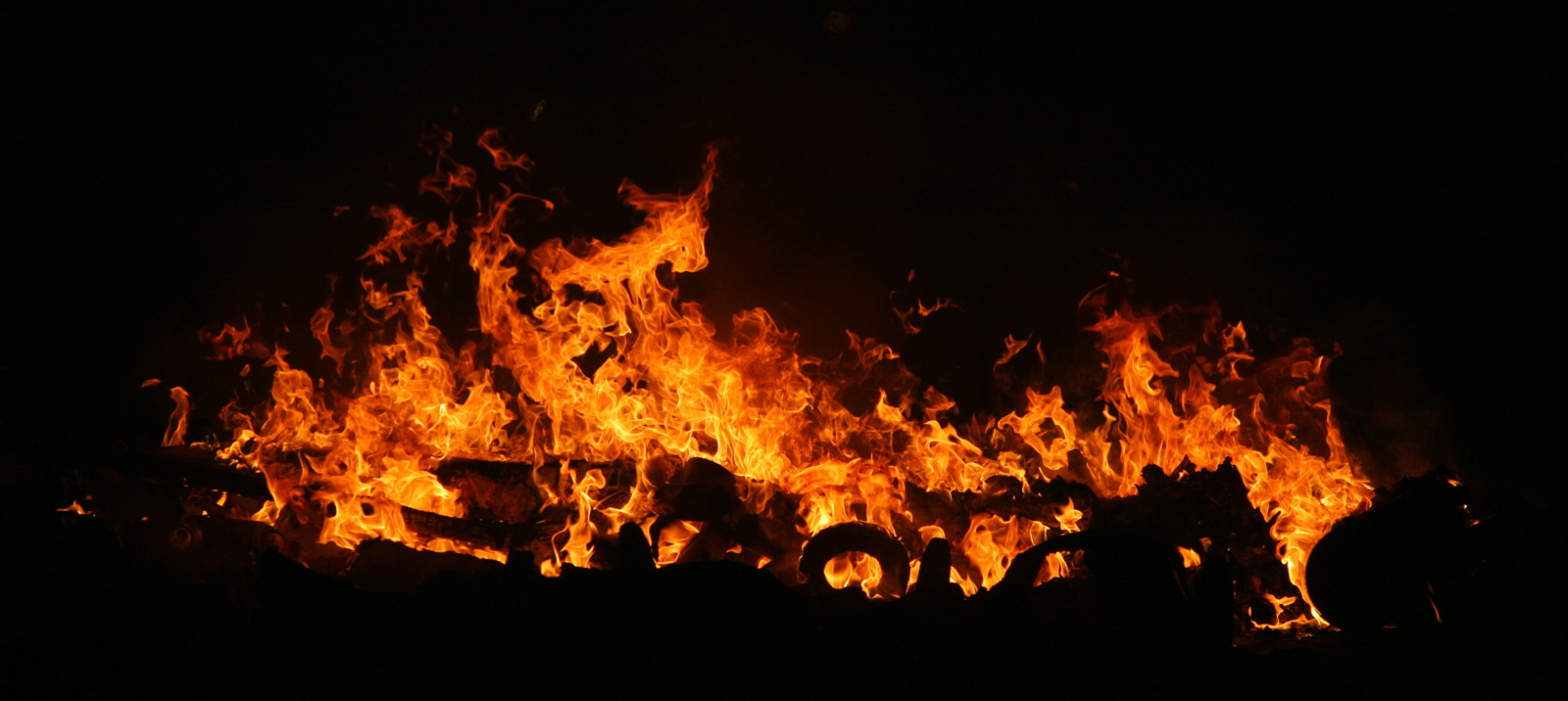 Отрывки пламени. Рога в огне. Части огня. Самая горячая часть огня.